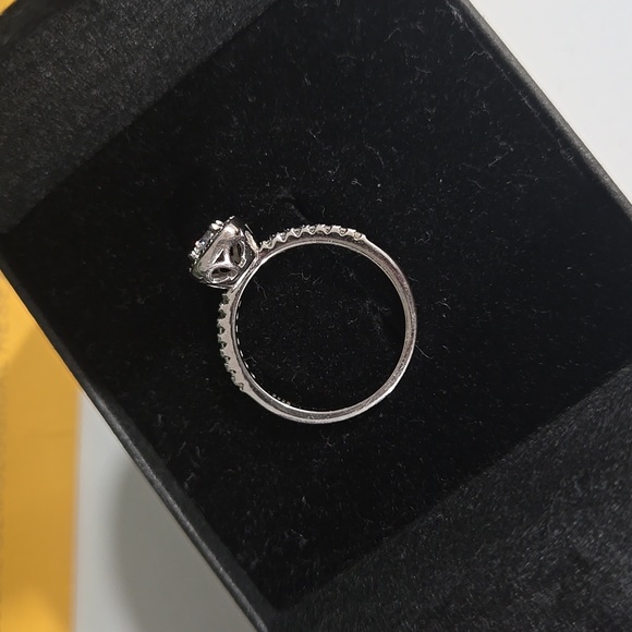 Engagement ring - Picture 4 of 4